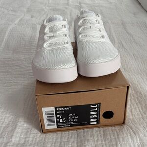 NOBULL Women’s White Rec Knit Shoe in size 8.5.